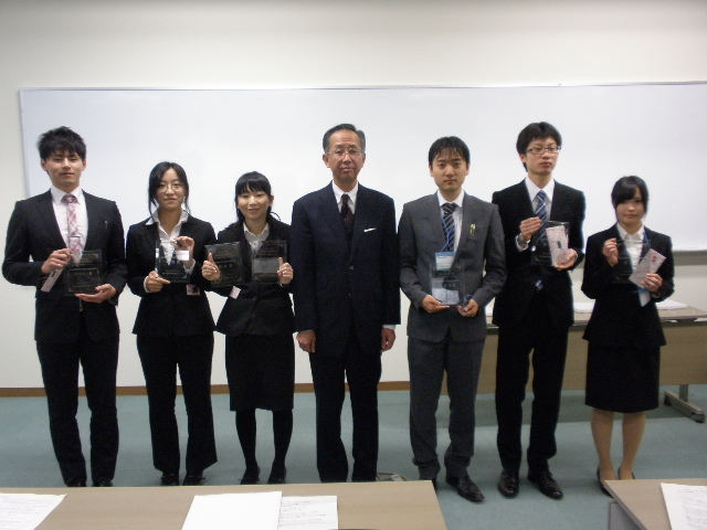 PC060150　大崎会長から皆さんへ渡していただく.JPG